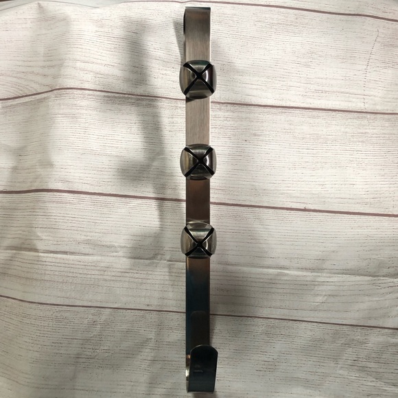 NWOT Brushed Nickel Over-The-Door Wreath Hanger with Bells - Picture 9 of 13